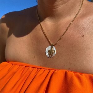 COLLAR TORTUGA DORADA EN CONCHA BLANCA